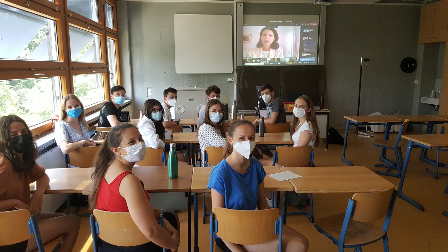 Dr. Katja Leikert diskutiert mit Schülerinnen und Schülern des Franziskanergymnasiums.