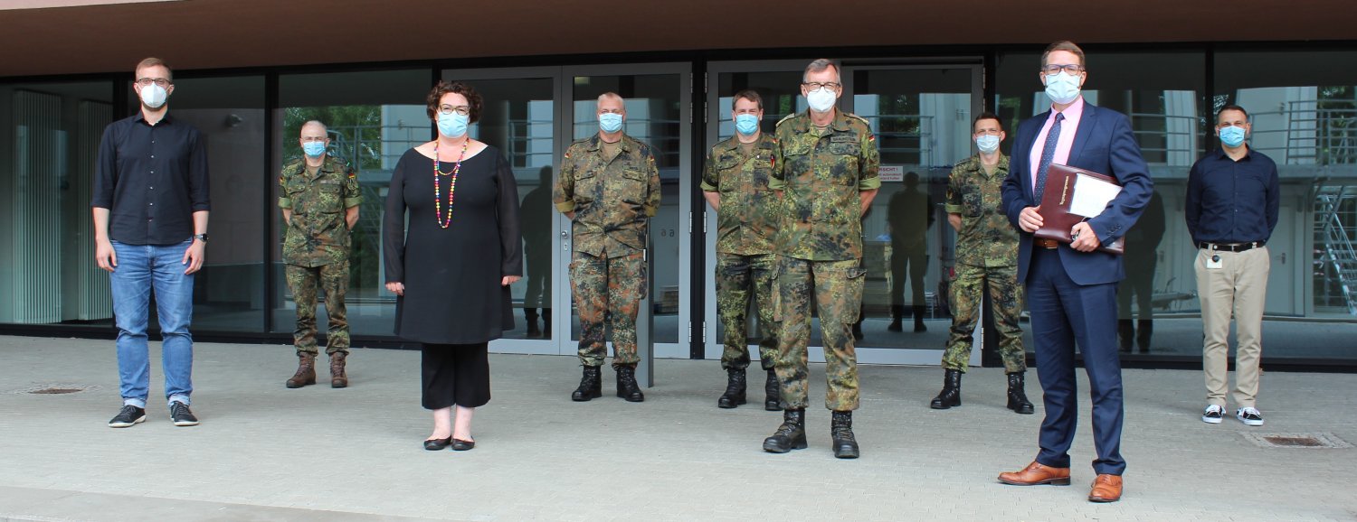 Landrat Stolz und Erste Kreisbeigeordnete Simmler danken den Soldaten für ihre Unterstützung im Main-Kinzig-Kreis.