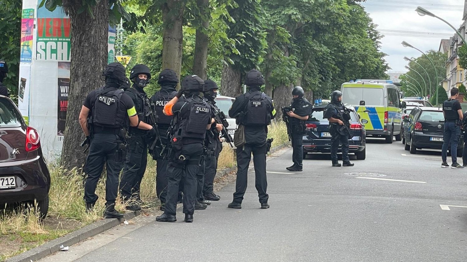 Polizeikräfte beraten ihr weiteres vorgehen