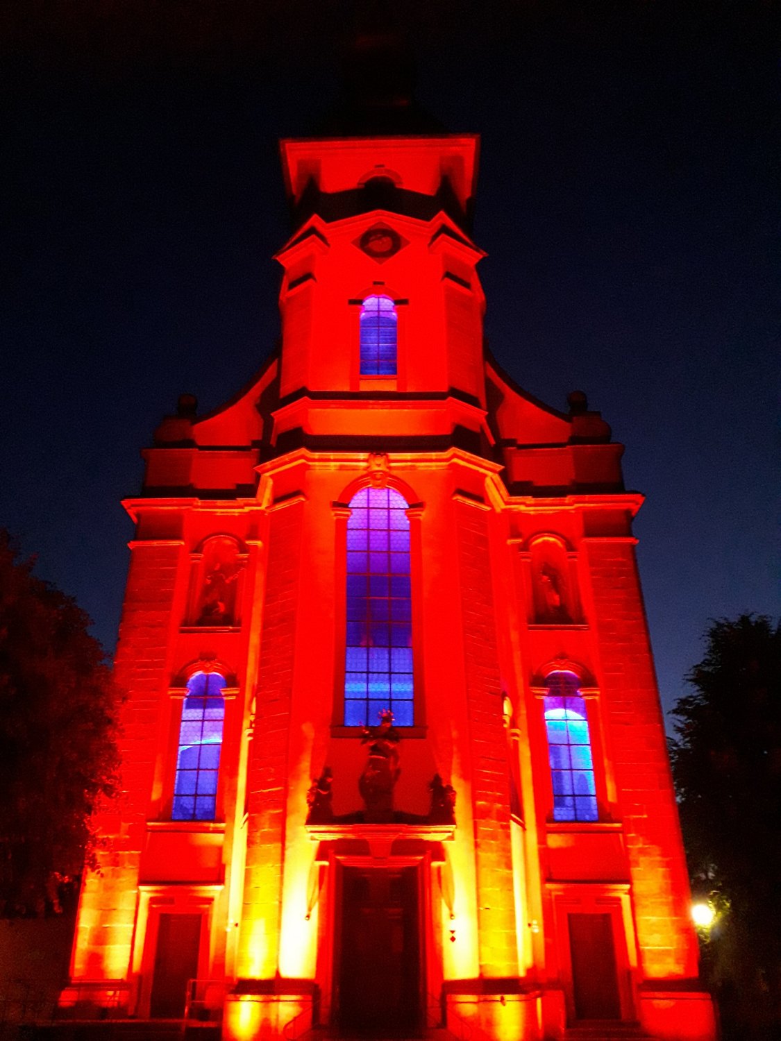 Am Dienstagabend war die Pfarrkirche St. Peter und Paul in rotes Licht getaucht.