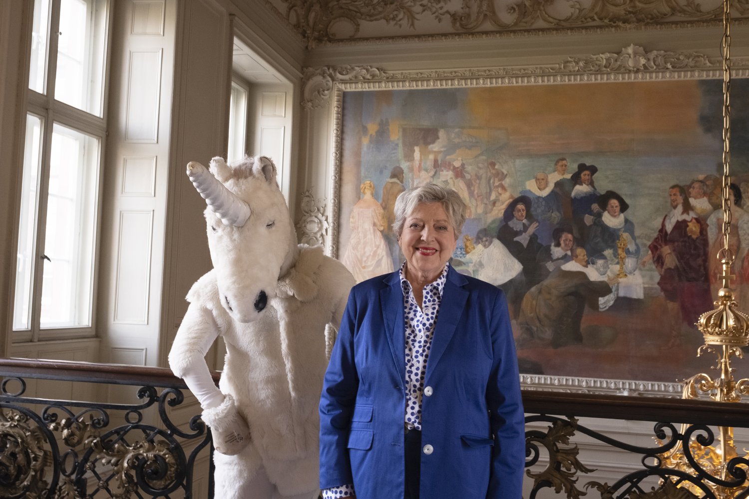 Märchenbotschafterin Marie-Luise Marjan mit dem Maskottchen der Brüder Grimm Festspiele