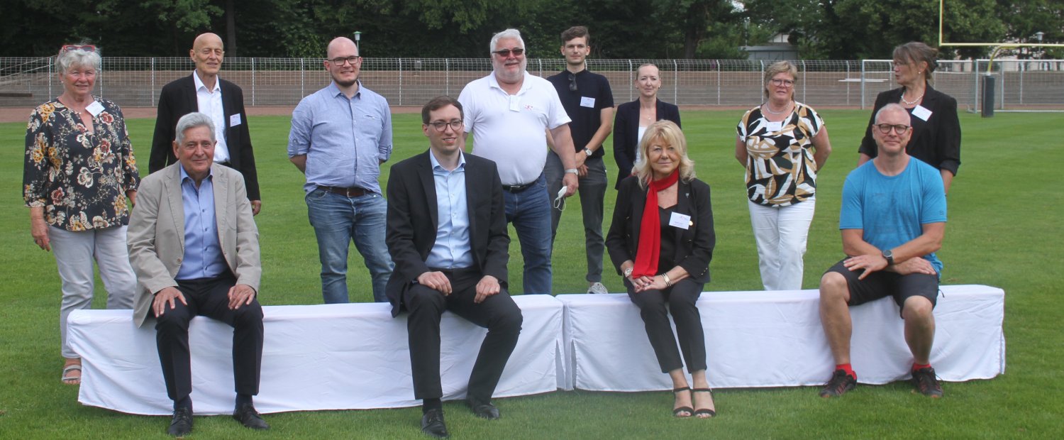 Der neue Vorstand mit Chef Helmut Meister (vorne links)