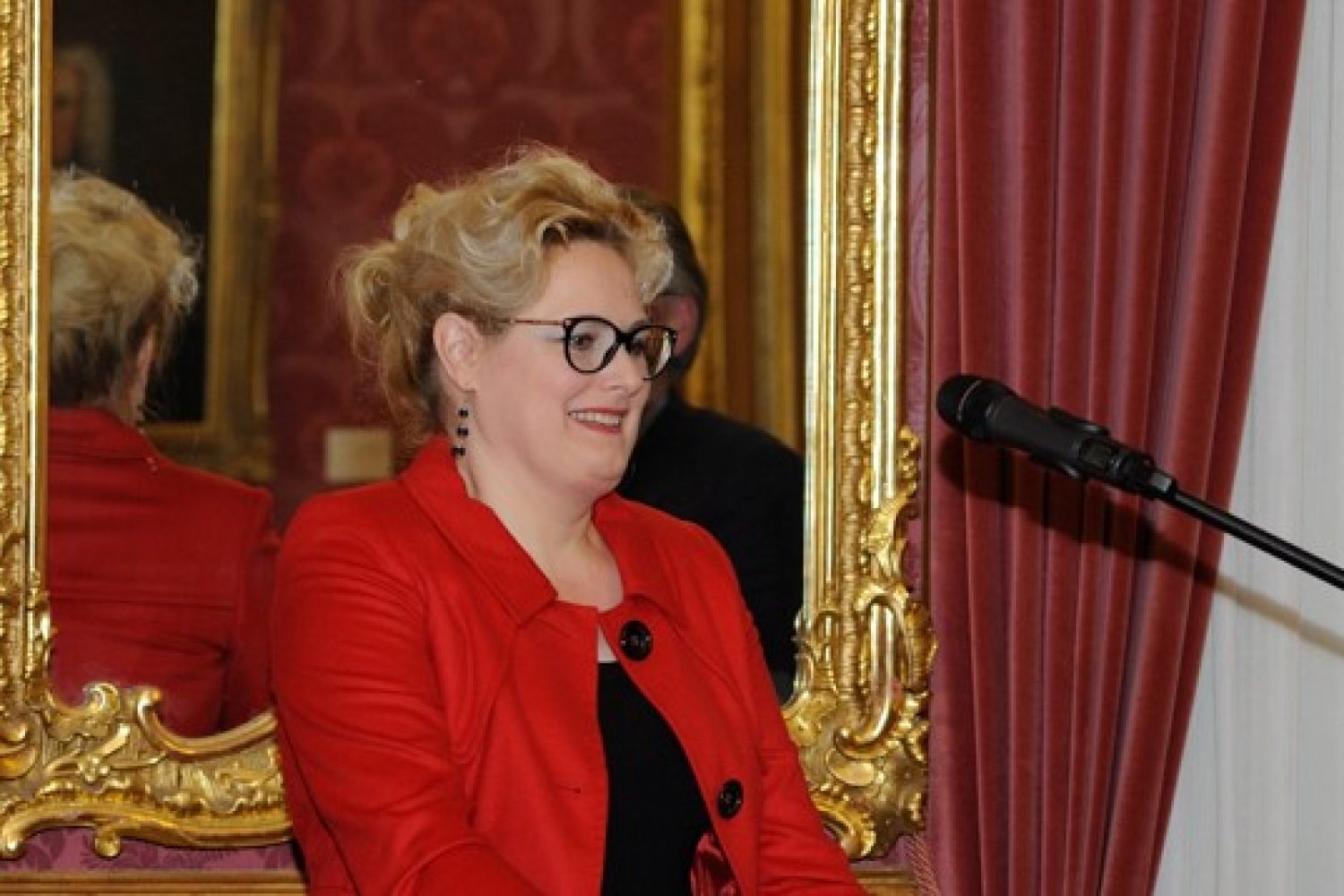 Dr. Claudia Maria Pecher.
