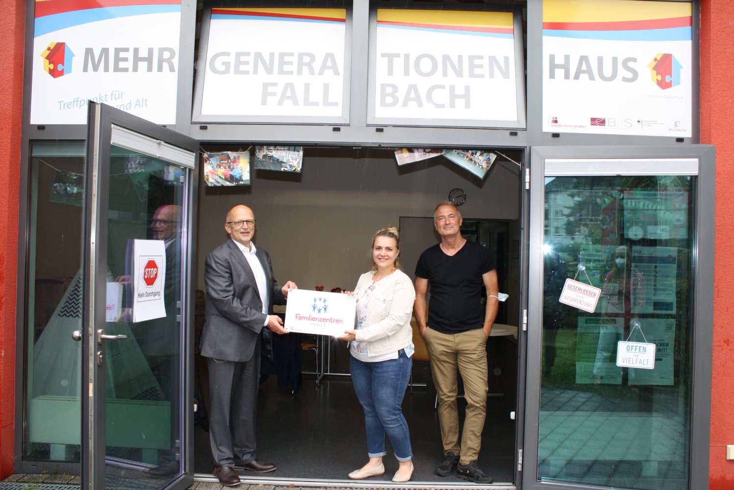 Bürgermeister Axel Weiss-Thiel überreichte das offizielle Schild mit der Aufschrift „Familienzentren Hessen“ jetzt an die Leiterin des Fallbachhauses, Zornitza Winterhalter und Thomas Boeuf, dem Abteilungsleiter der städtischen Familienarbeit.