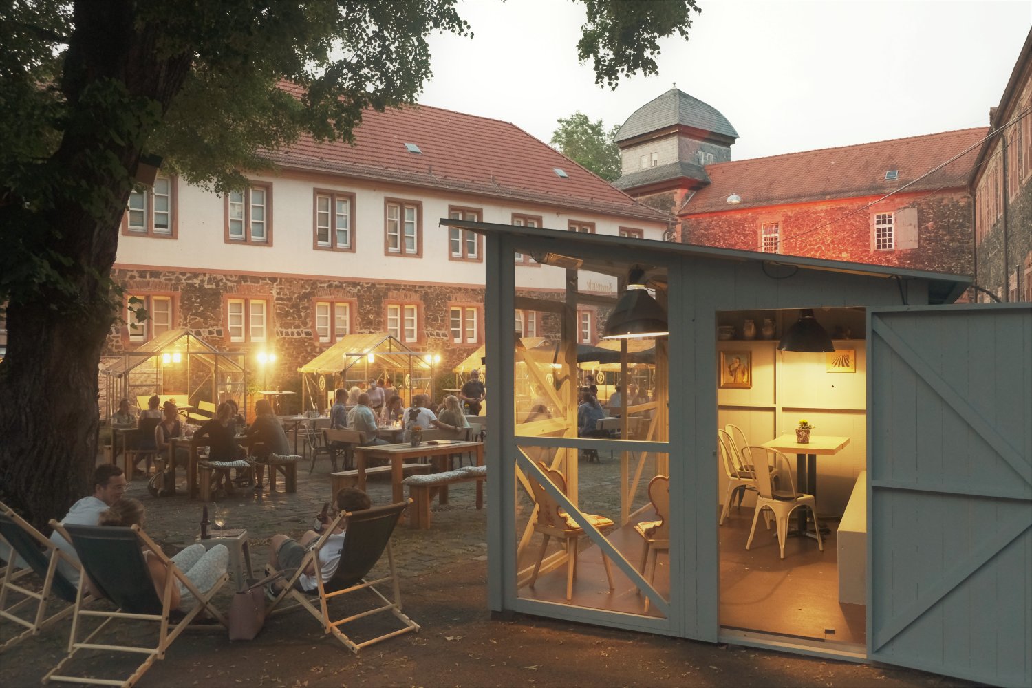 Zusammen mit dem Ehepaar Kannengießer hat die Hanau Marketing GmbH die Pop-up-Gastronomie "Wirtschaft im Hof" in der Altstadt (Fronhof) realisiert.