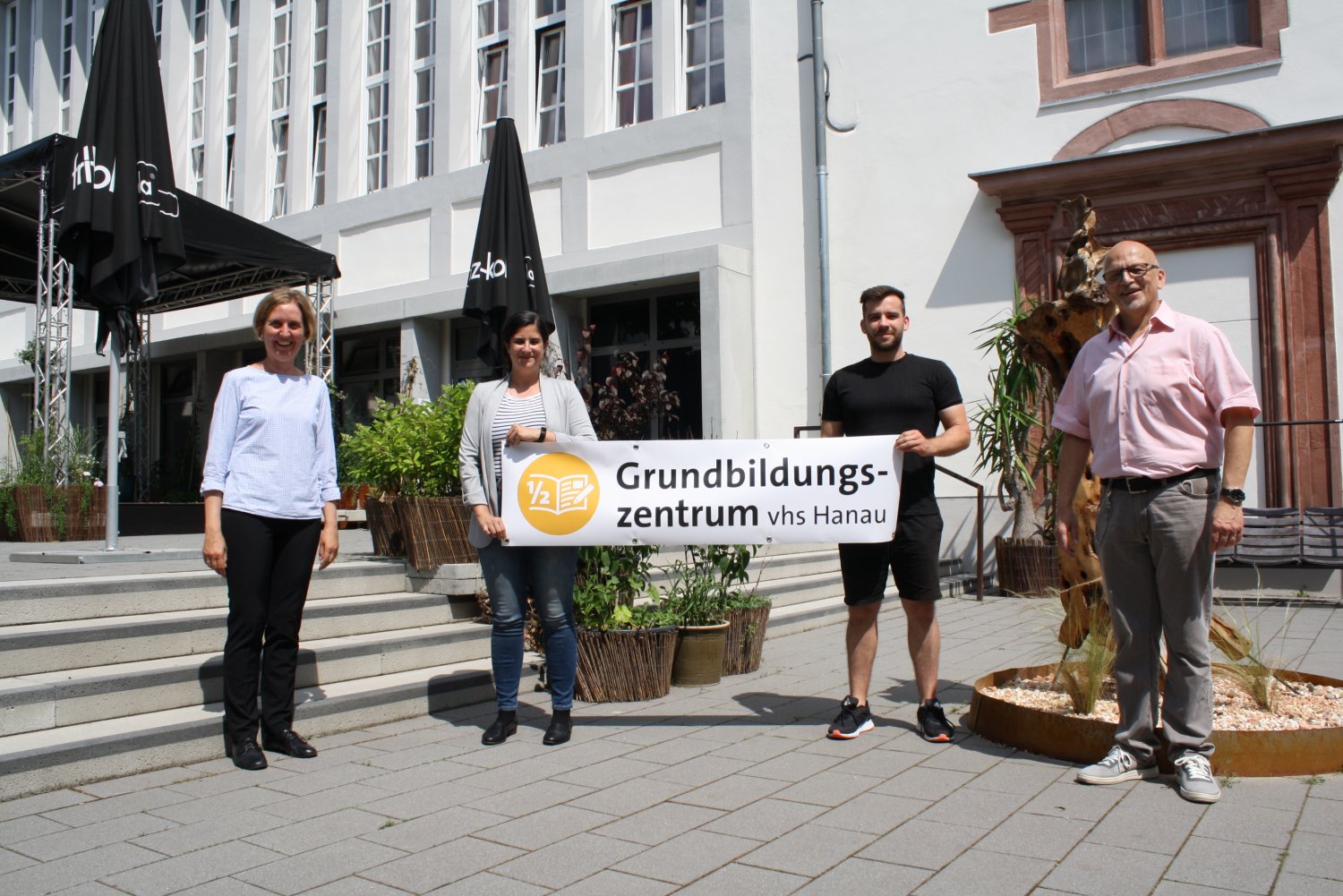 Über die Zusammenarbeit freuen sich: (v.l.) Pfarrerin Heike Mause - Vorstandsvorsitzende der Evangelischen Stadtkirchengemeinde Hanau, Dr. Judith Lechner vom Grundbildungszentrum, Elias Kolbe vom Café Ellis und Bürgermeister Axel Weiss-Thiel