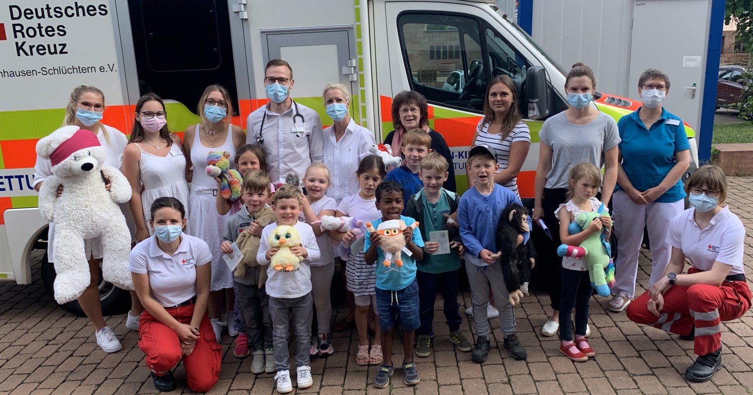 Bei diesem Termin hatten alle Spaß: Kinder, Erzieherinnen, das Haus-ärzte-MKK-Team sowie die Sanitäter der Rettungswache Bad Soden-Salmünster.