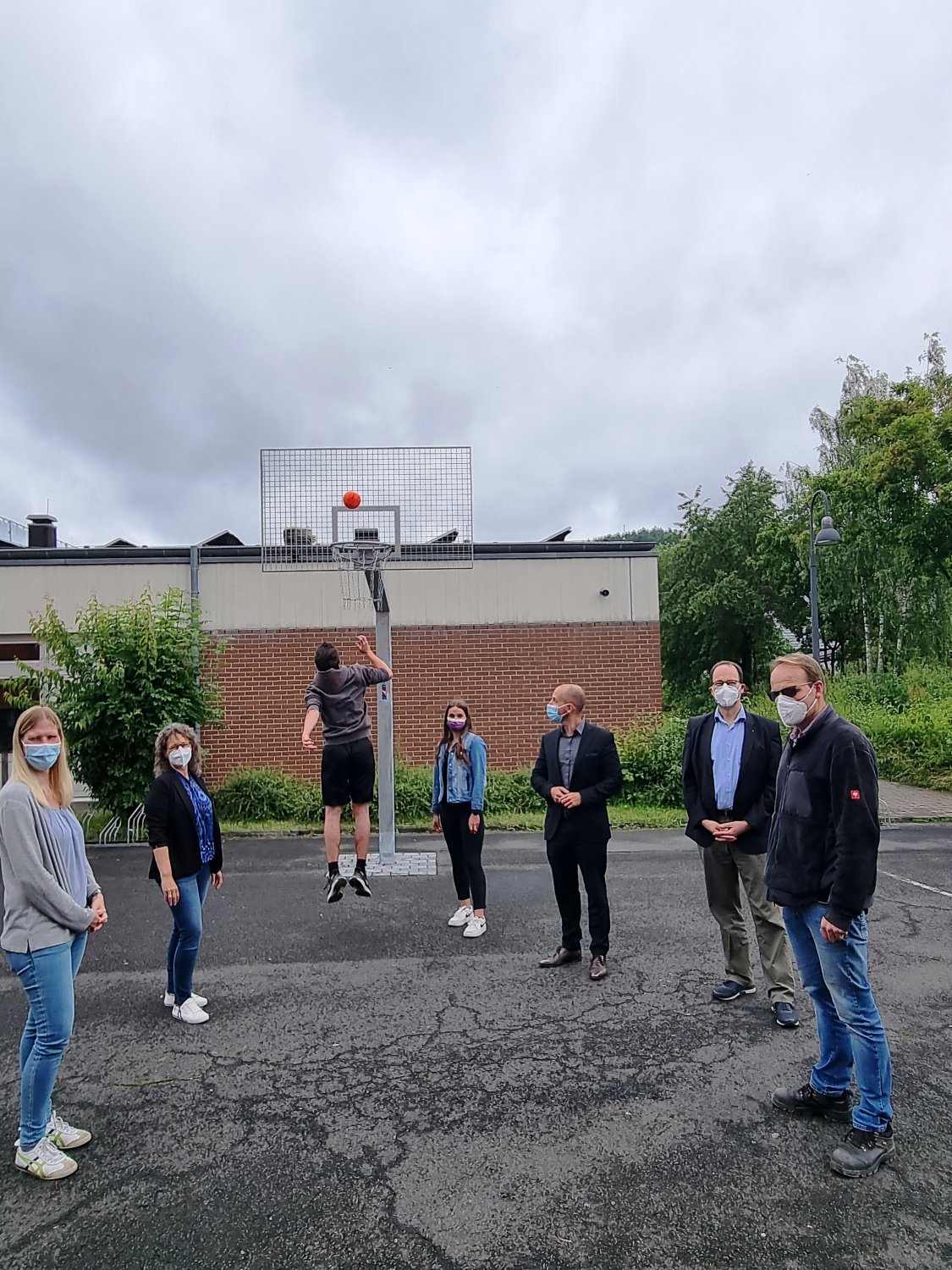 Birte Müller-Dietrich (Schulhof-Team der Lehrkräfte), Susanne Glück (Schulleiterin), Robin Kliehm-Eckert (Schulsprecher), Lisann Greulich (SV-Vorstand), Dominik Brasch (Bürgermeister der Stadt Bad Soden-Salmünster), Volker Hagemann (Vorstand des Förd