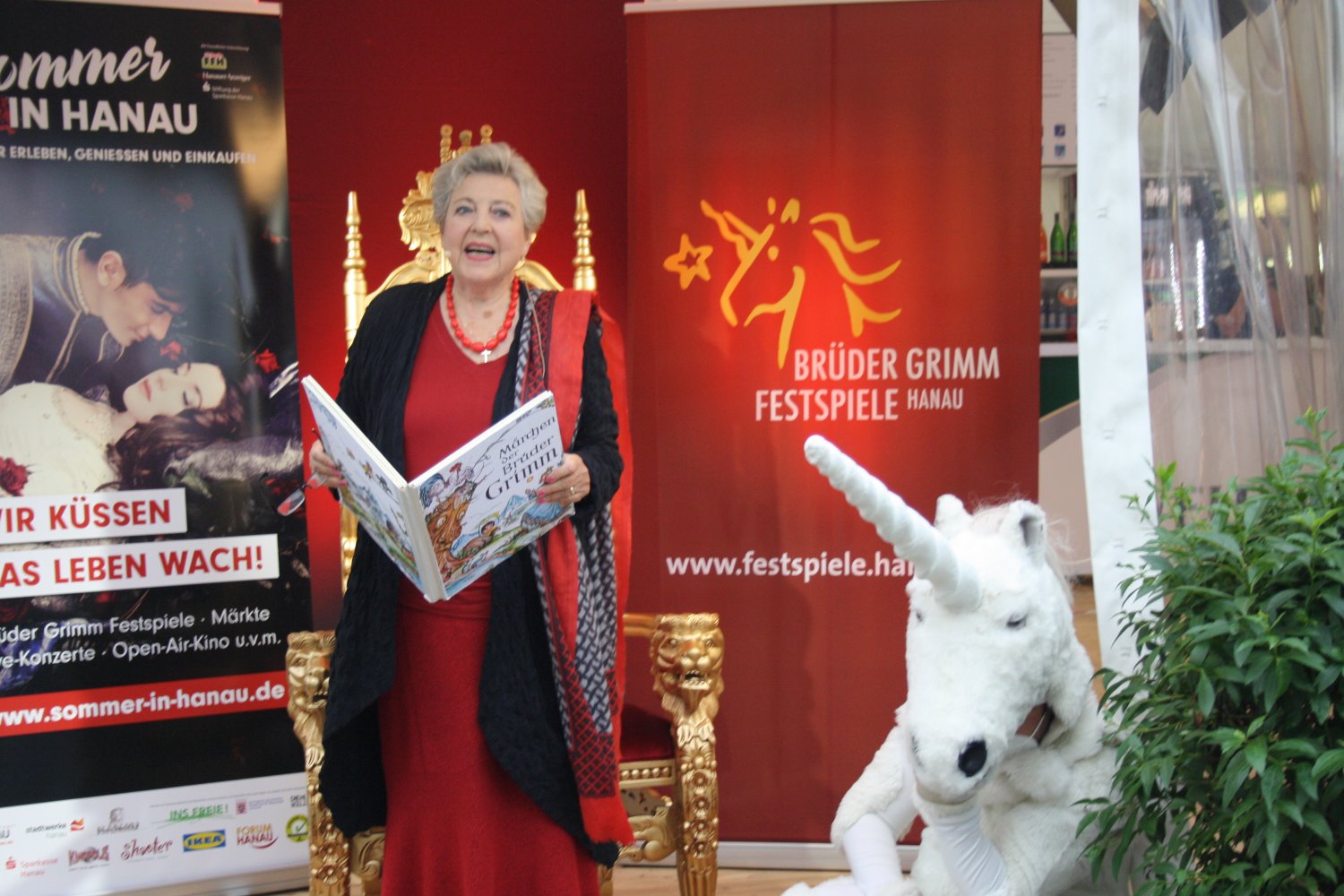 „Märchenbotschafterin“ Marie-Luise Marjan eröffnete stilecht die Brüder Grimm Festspiele in Hanau mit einer Lesung aus dem Grimm’schen Originaltext.   
