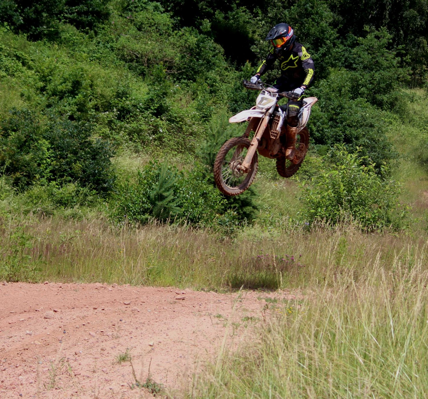 Die Fotoserie zeigt Teile vom Streckenverlauf, die Motocross Fahrer beim Training und im Fahrerlager sowie Luftsprünge auf der Rennstrecke in Mernes im Spessart