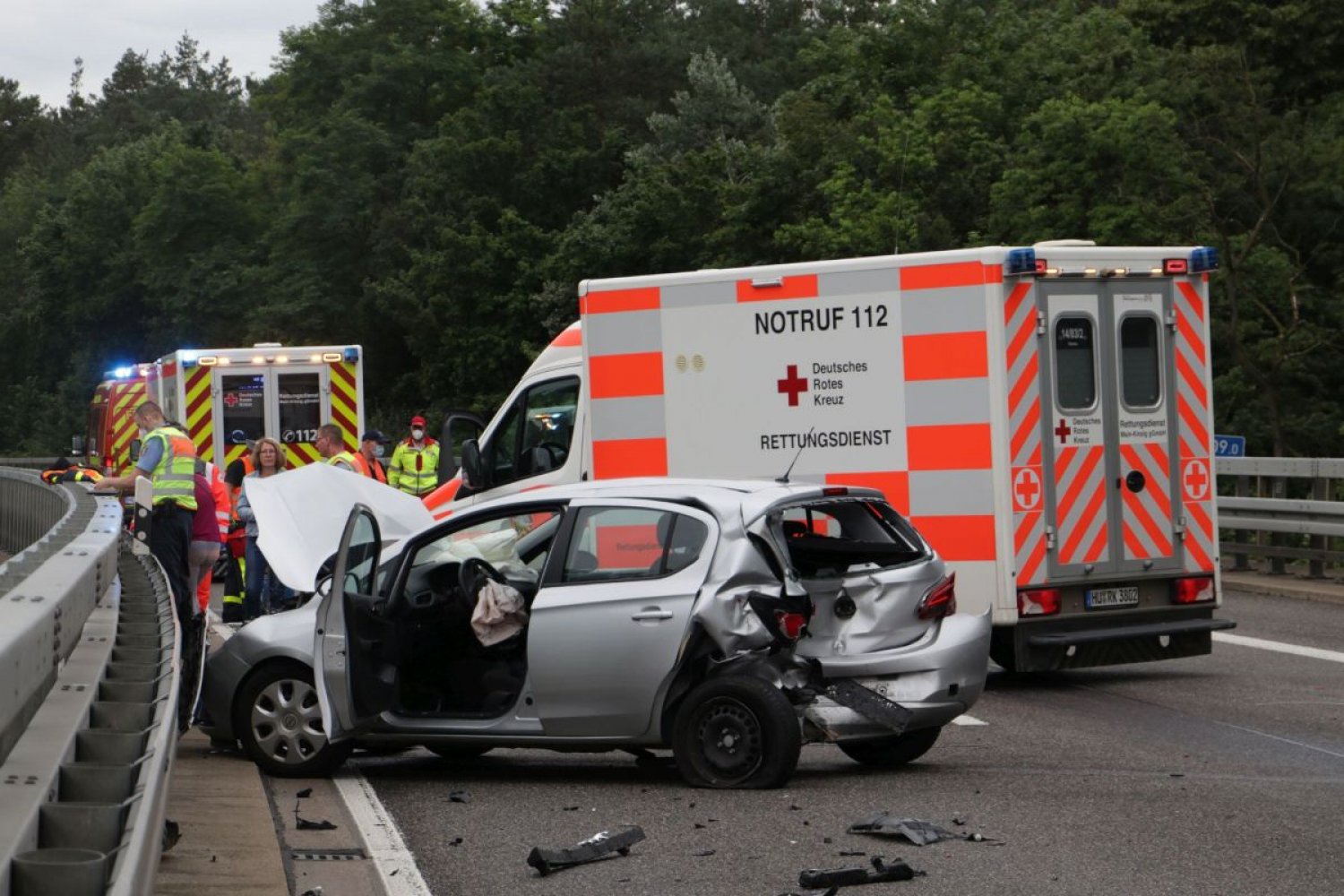 Crash Auf Der B43a: Kleinbus Fährt Mit Hoher Geschwindigkeit Auf Auto Auf