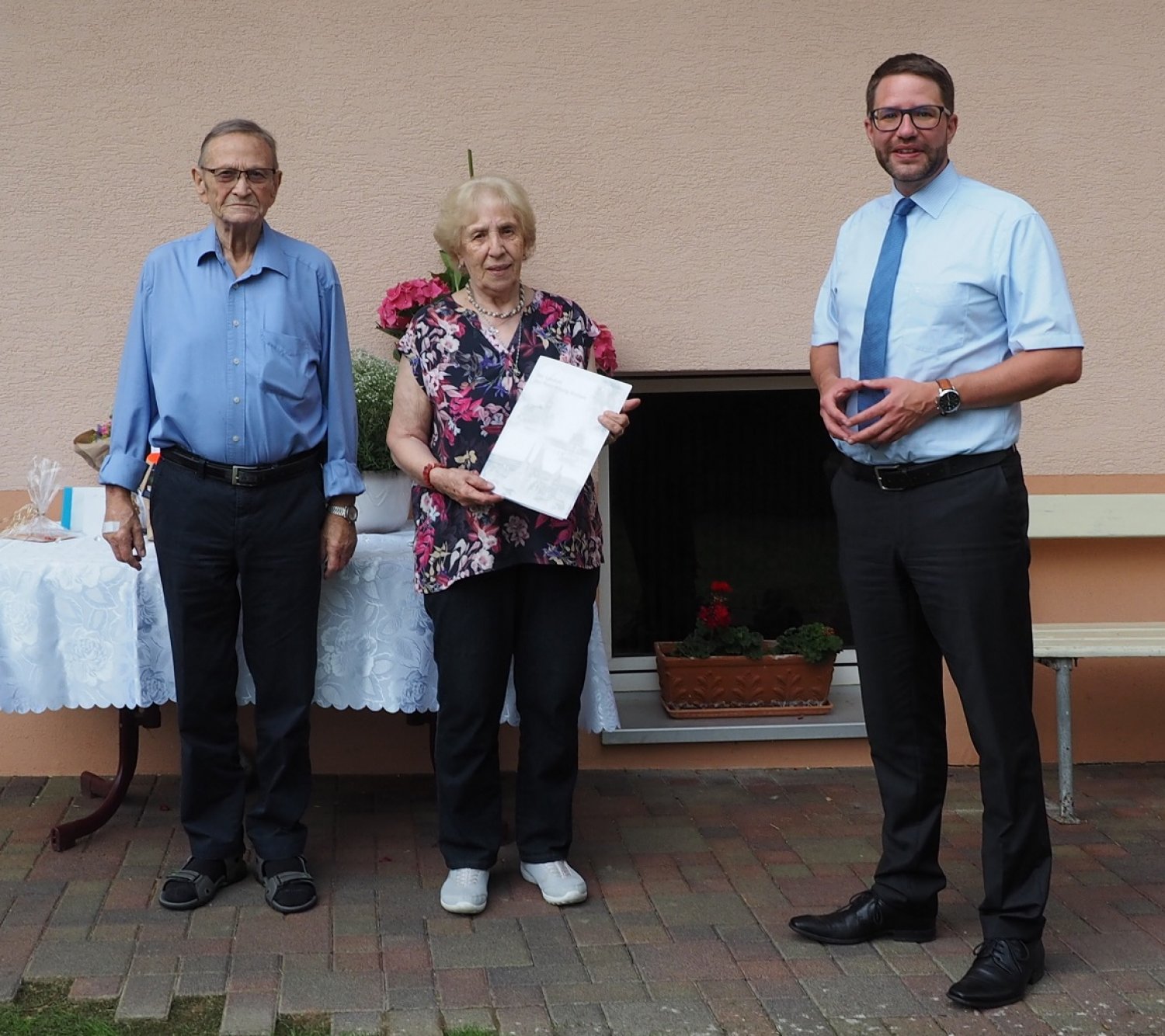Landrat Thorsten Stolz gratulierte Hermine und Dieter Birkenbach zur diamantenen Hochzeit, die im Garten gefeiert wurde.