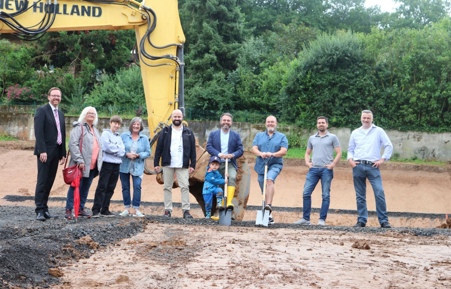 Steffen Heß, Irene Pahlich und Gerlinde Scheuermann vom Ortsbeirat Haitz, Marcus Mitzinger vom städtischen Bauamt, Bürgermeister Glöckner mit Jack, Ortsvorsteher Jörg Hanselmann, Architekt Stephan Bohlender und sein Projektleiter Marcel Kreis