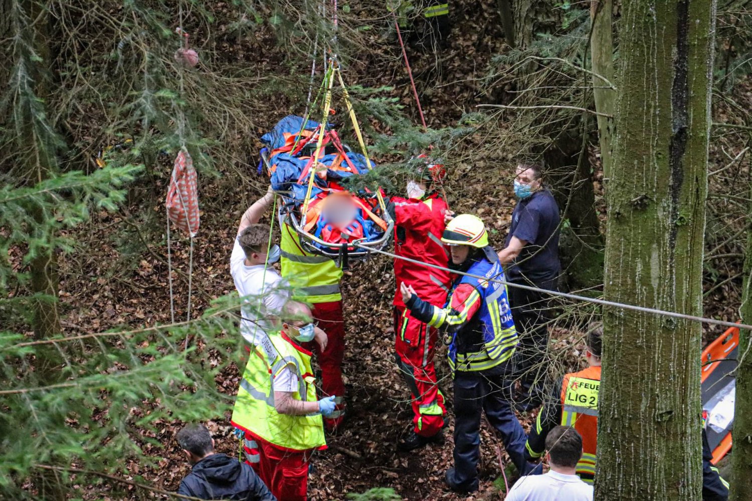 Tragischer Unfall: Kind Stürzt Hang Hinab Und Wird Schwer Verletzt