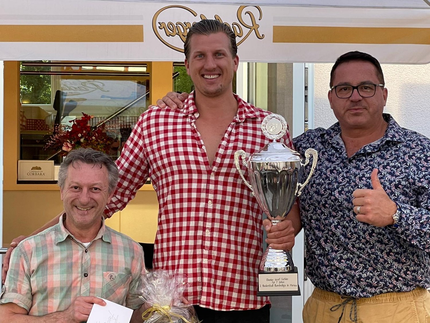Jens Gottwald übergibt nach Laudatio an Josef Eichler (mitte) und Stefano Baldelli (links) Presente
