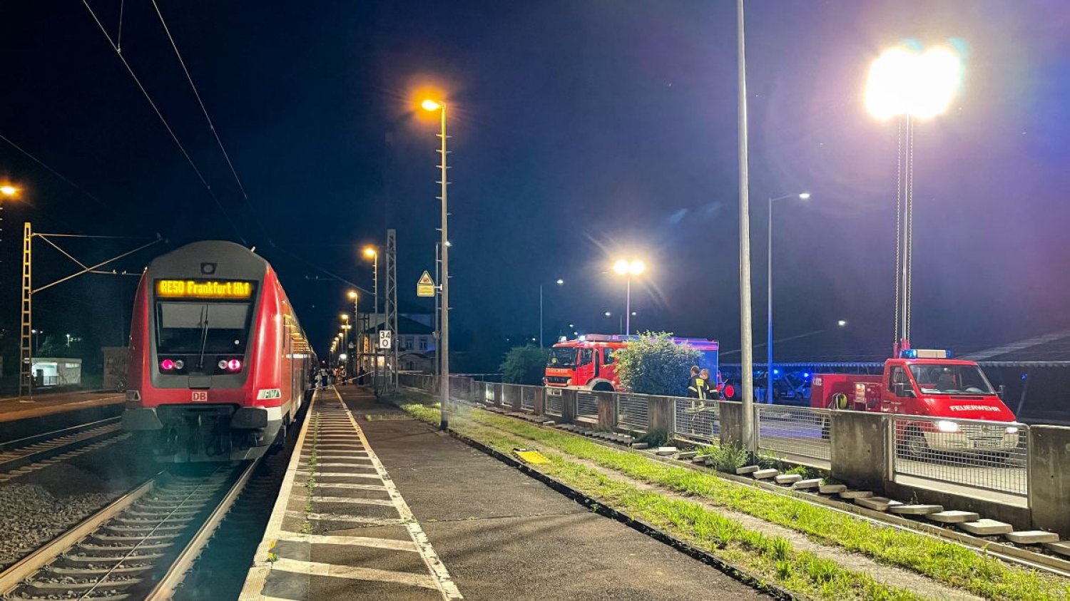 Die Feuerwehr Langenselbold wurde am Samstagabend zu einer von einem einfahrenden Regionalexpress erfassten Person im Bereich des Langenselbolder Bahnhofs alarmiert.