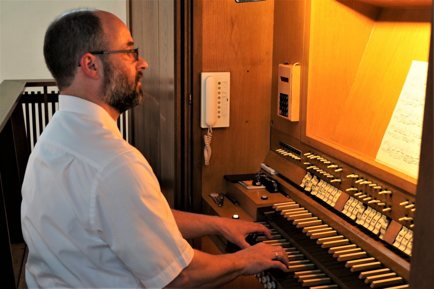Dr. Krystian Skoczowski in seinem Element: An der Kreienbrinck-Orgel der St. Elisabethkirche.