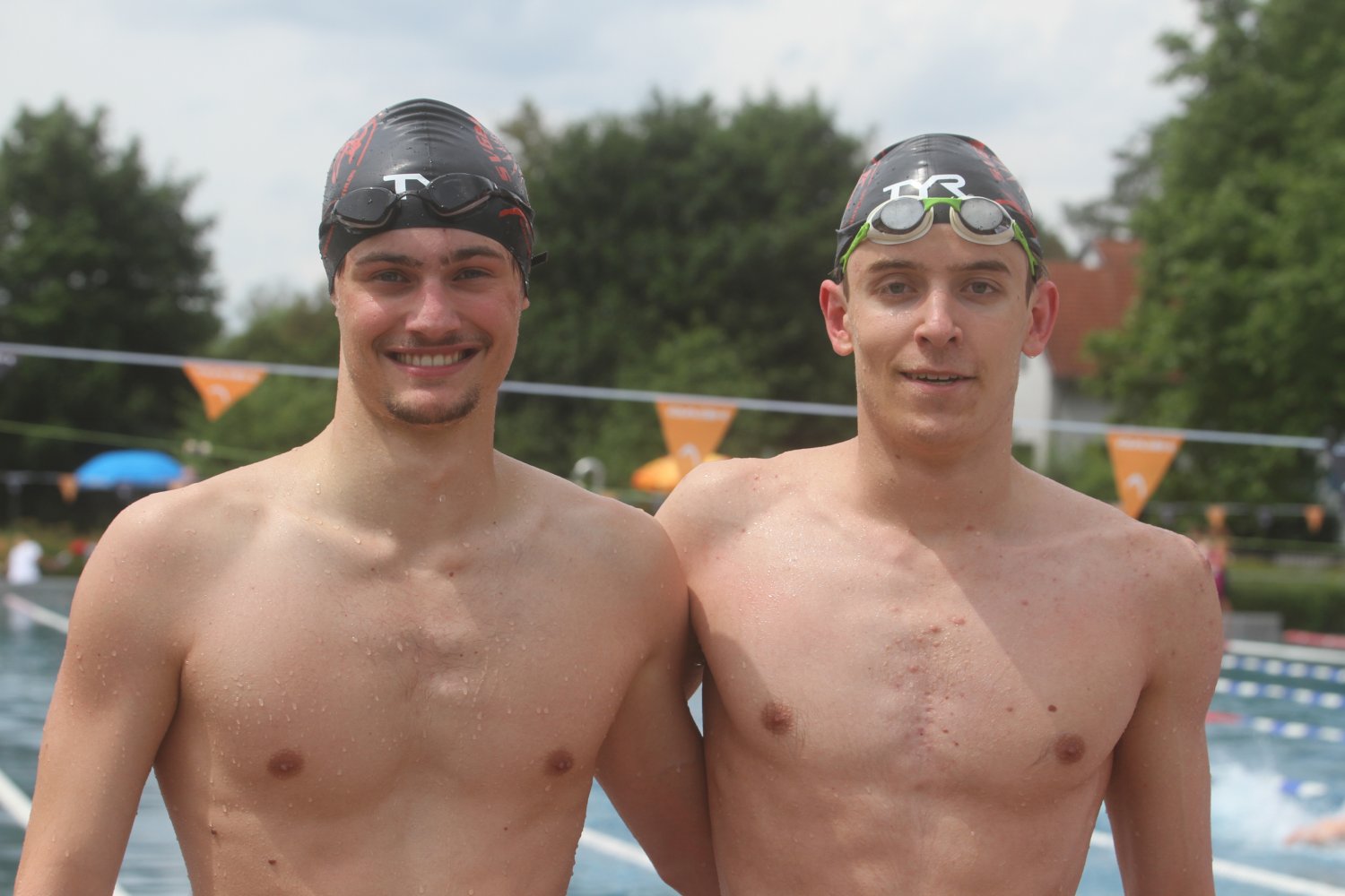 Platz 1 und 3 für die Junioren Niklas Poth und Matteo Thierfelder über 50 Meter Schmetterling.