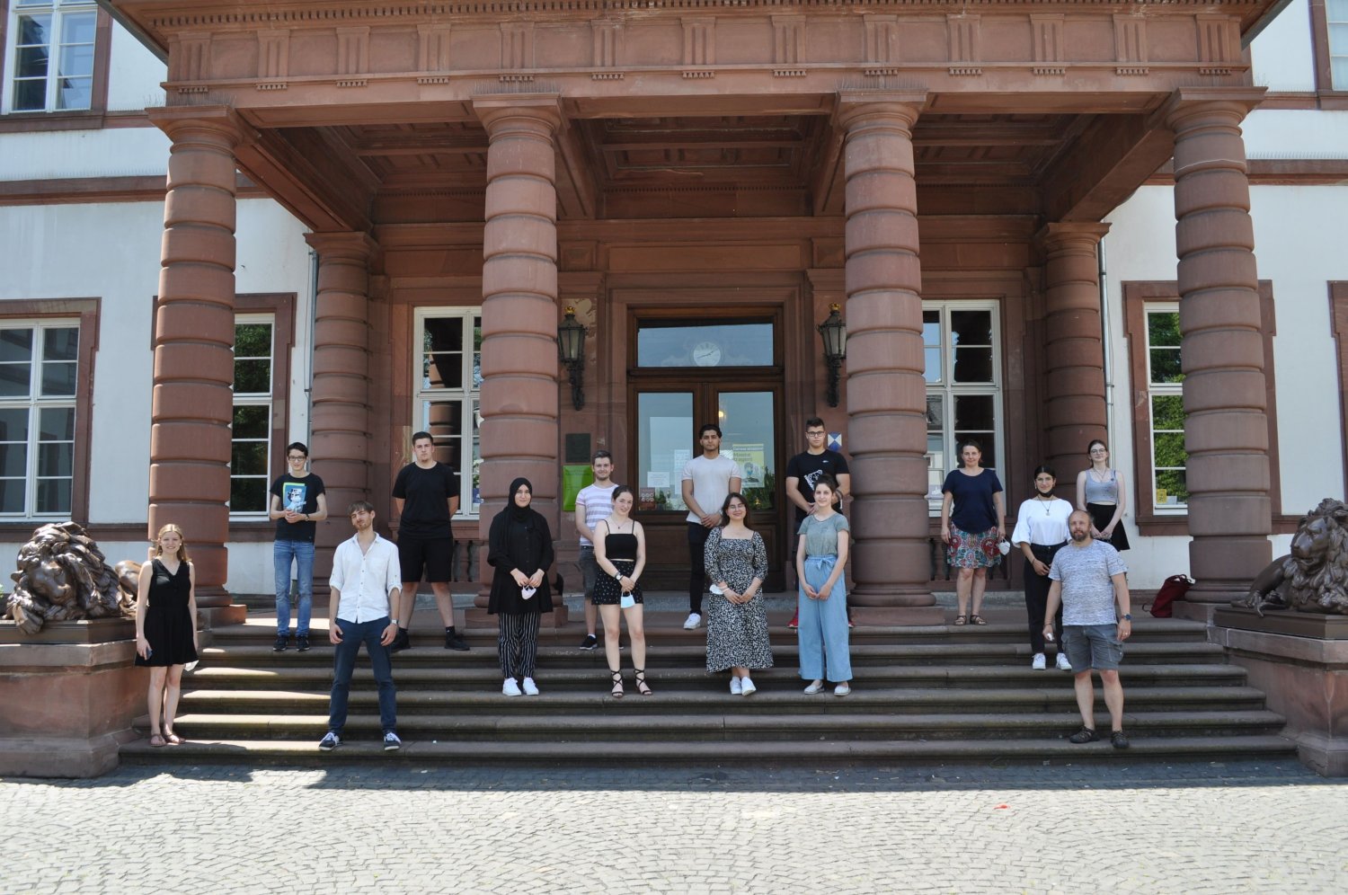 Das Bild zeigt den Leistungskurs Geschichte (Jg. 12) der Hohen Landesschule vor dem Museum Schloss Philippsruhe. Vorne rechts: Studienrat René Marschall, hintere Reihe, dritte von rechts: Dr. Victoria Asschenfeldt