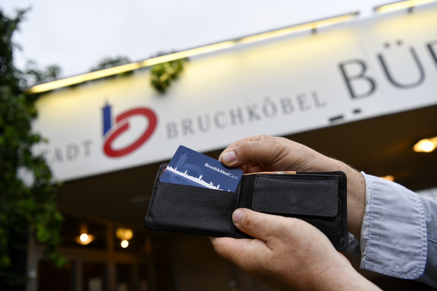 Die scheckkartengroße blaue Karte ist in über 20 Geschäften und bei Dienstleistern in Bruchköbel erhältlich und als Zahlungsmittel akzeptiert.