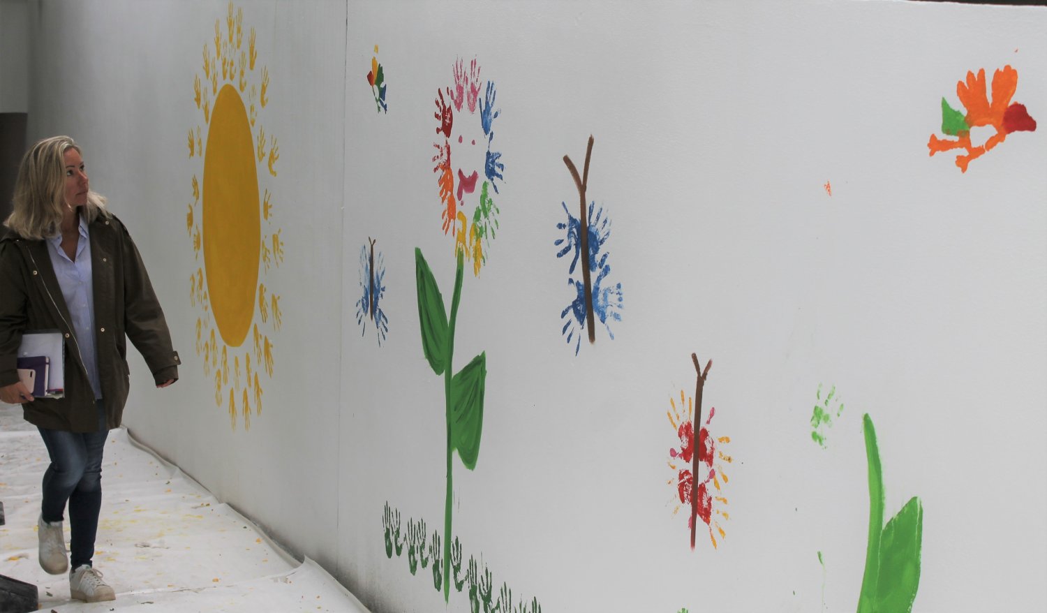 Gundula Hoffmann vom Albert-Schweitzer-Kinderdort begutachtet die ersten Motive auf der Wand des Fußgängertunnels.