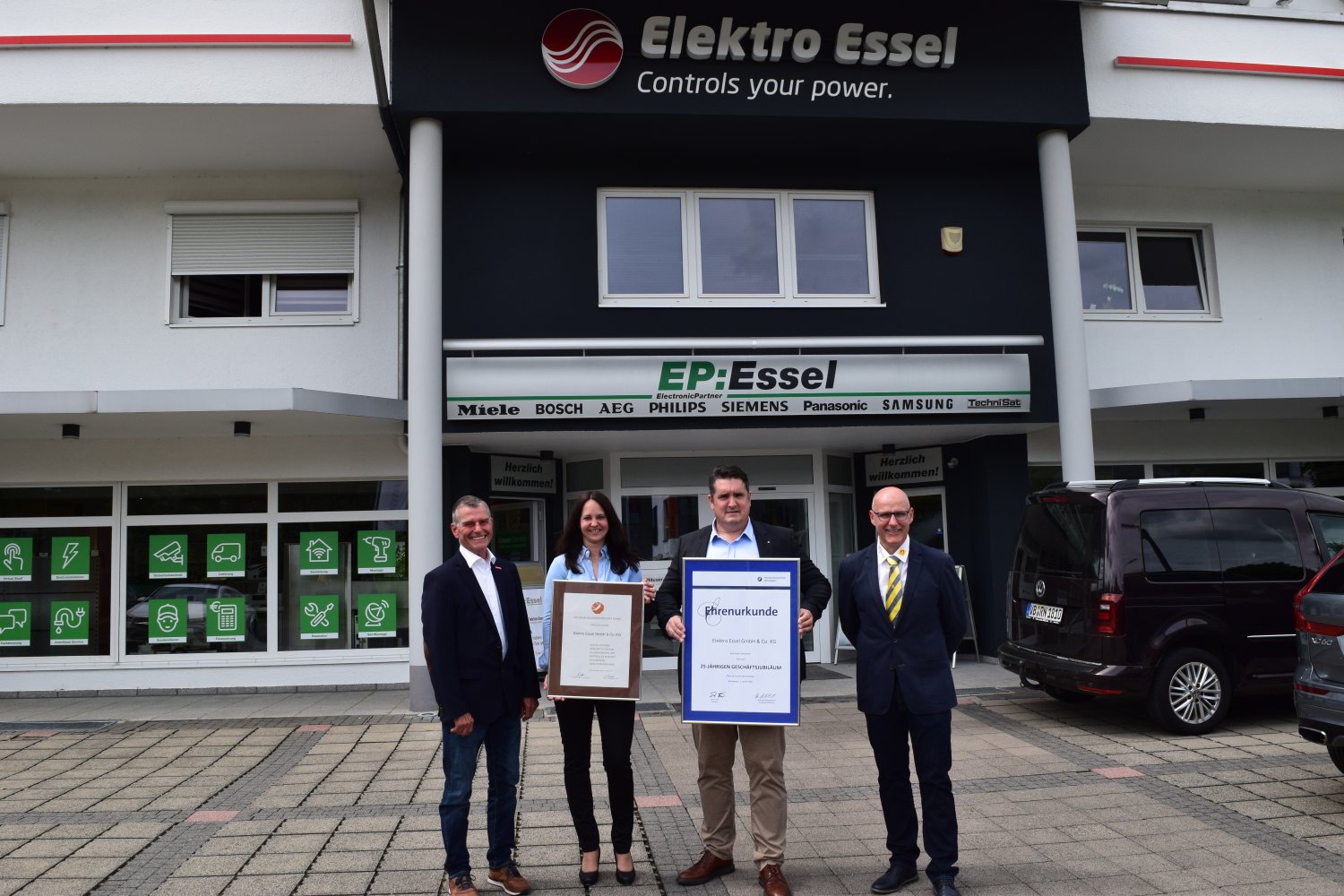Zum 25-jährigen Betriebsjubiläum gratulieren Kreishandwerksmeister Martin Gutmann (ganz links) und stellvertretender Obermeister Mike Lorenz (ganz rechts) Geschäftsführer Alexander Essel und seiner Frau Manuela.