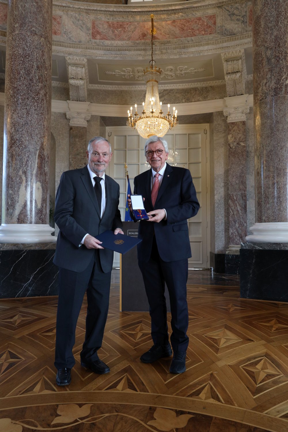 Wurde für seine Verdienste ausgezeichnet: Helmut Heinrich Geyer mit dem Hessischen Ministerpräsidenten Volker Bouffier.