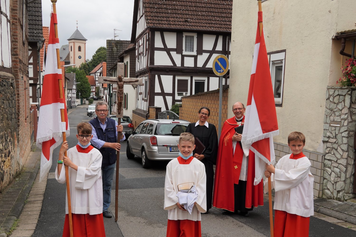 Pfarrerin Stefanie Bohn und Dechant Andreas Weber mit Messdienern