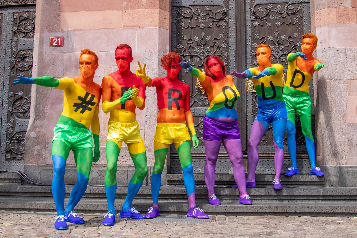 Von Kopf bis Fuß in Regenbogen-Farben bemalt. Das ist CSD pur.