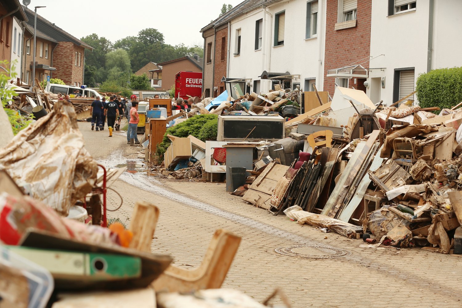 Viel Sperrmüll aus den Häusern liegt auf einer Straße des Ortsteils. Nach mehreren Tagen dürfen die Bewohner des vom Hochwasser besonders stark getroffenen Ortes wieder in ihre Häuser. 