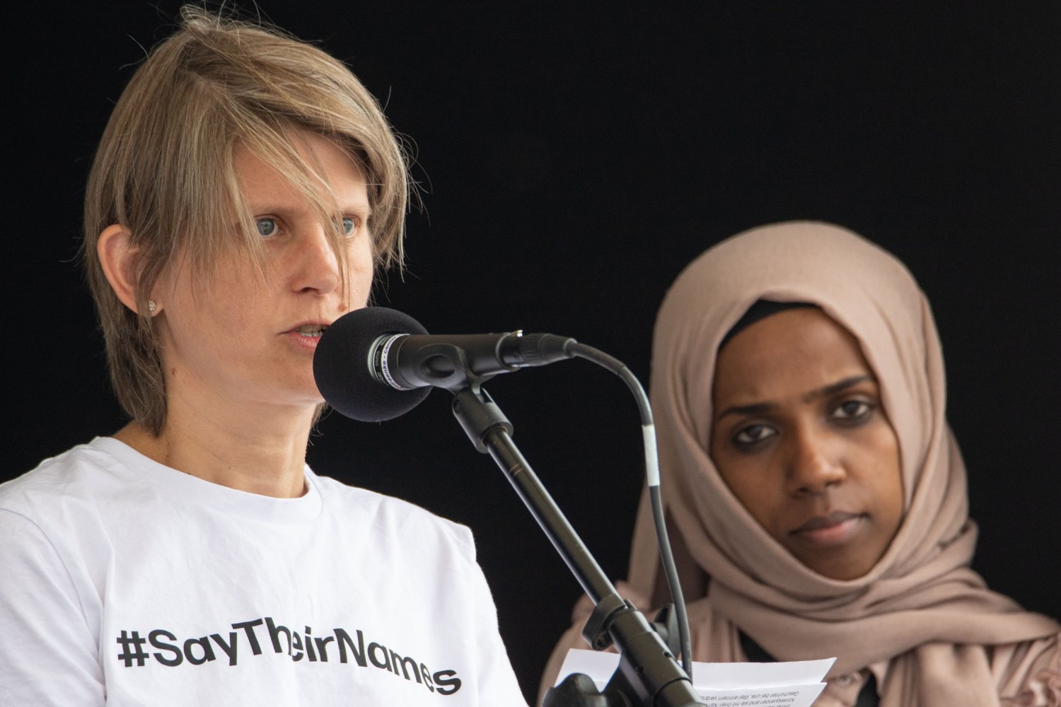 Eine Sprecherin der Initiative 19. Februar und die Ehefrau des vor zwei Jahren angeschossenen Wächtersbachs Bilal