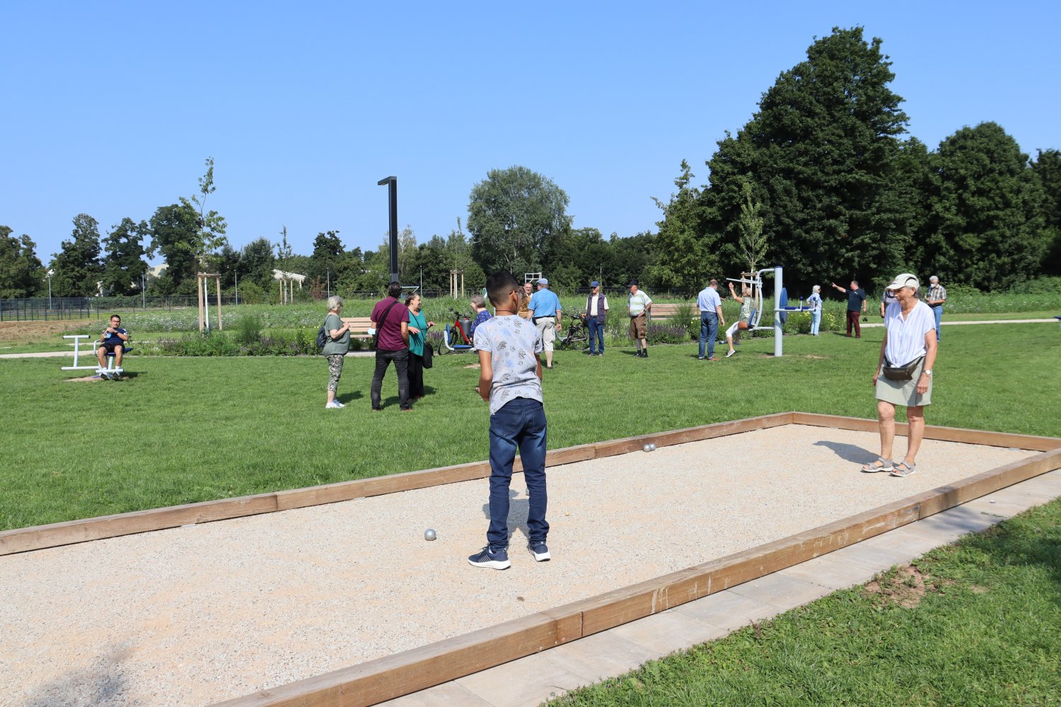 Im Frühjahr hat die Stadt Erlensee ihr Bewegungsangebot erweitert: Im Limespark ist eine Boule-Bahn gleich neben den Fitnessgeräten angelegt worden. 