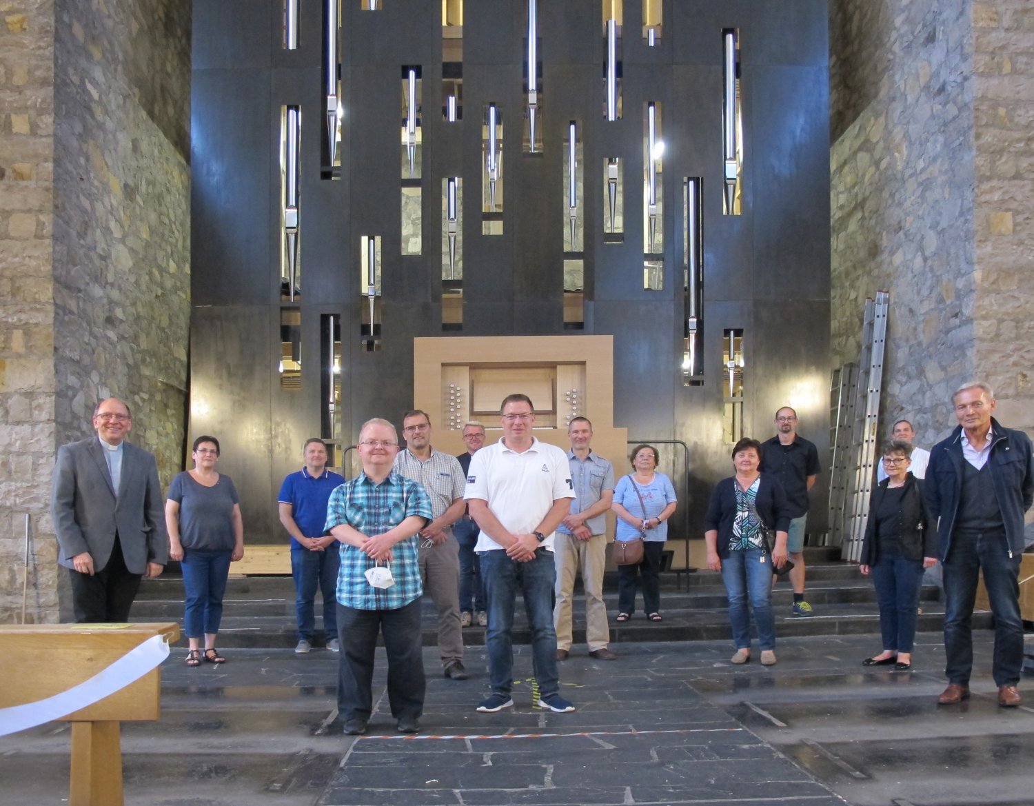 Ein erstes Gruppenfoto des Verwaltungsrats vor dem Prospekt der künftigen Orgel in Heilig Geist im Lamboy.