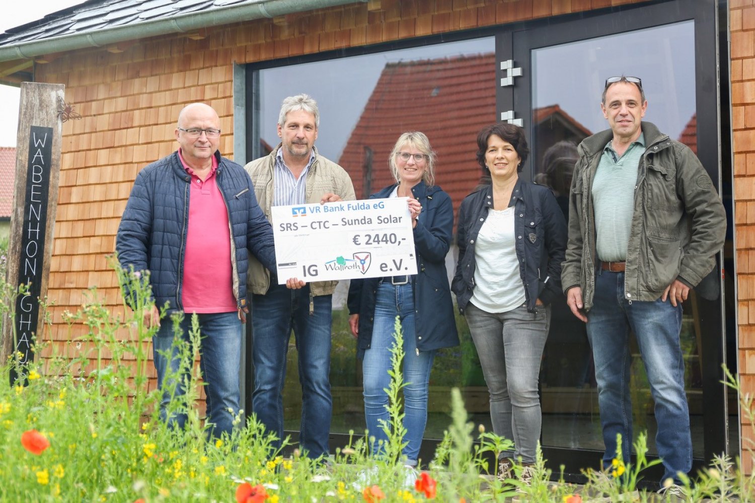 Maik Basermann (rechts) und Angelika Lotz (Zweite von rechts) freuen sich über die Spende der drei Geschäftsführer (von links) Jörg Schenk (SRS Solartechnik), Olaf Gerth (CTC Heizkessel-Wärmetechnik) und Diana Müller-Ludwig (Sunda Solar).