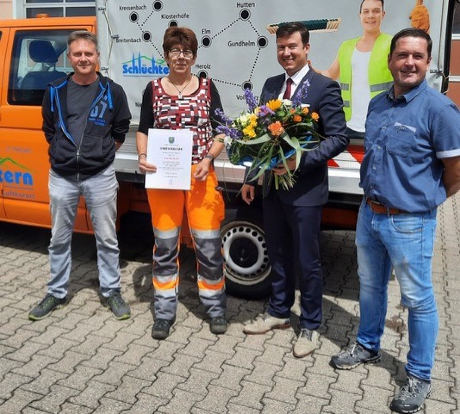 Der stellvertretende Bauhofleiter Jürgen Baier, Bürgermeister Matthias Möller und Bauhofleiter Marc Lotz (von links) würdigten die Jubilarin.