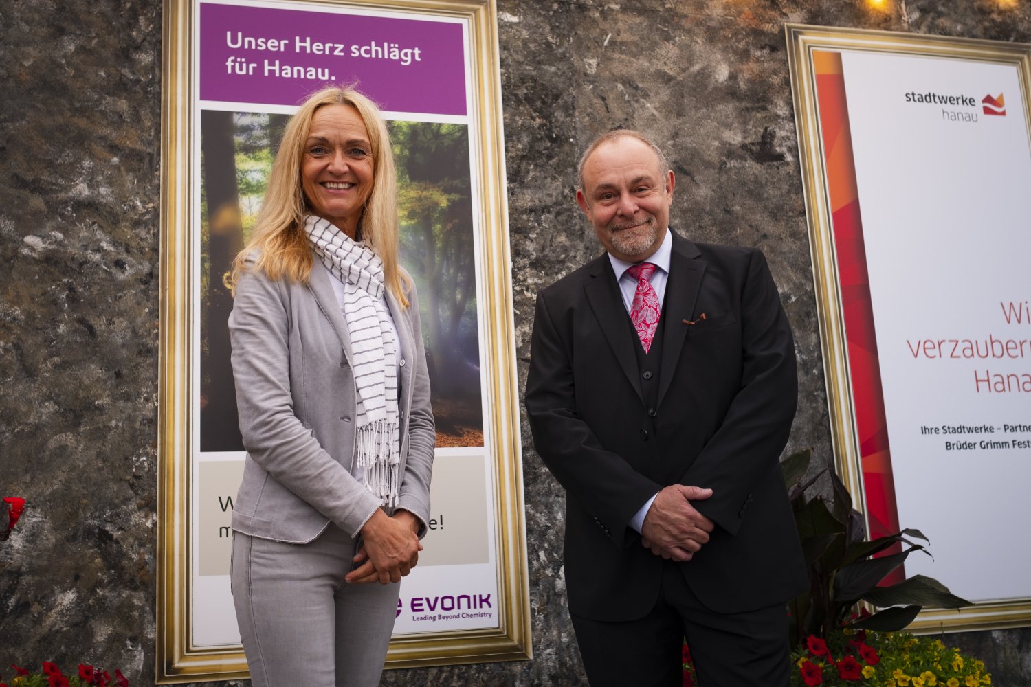 Kerstin Oberhaus, Leiterin des Industrieparks Wolfgang, und Frank-Lorenz Engel, Intendant der Brüder Grimm Festspiele.