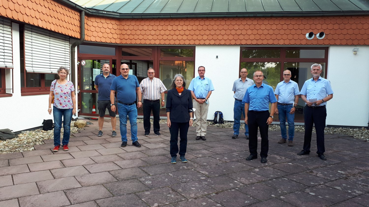 Vertreter der Bürgerinitiative, der Betreiberfirma Reterra, des Kreises und der Gemeinde erörterten gemeinsam mit Diplom-Biologin Eva Scholl (Bildmitte) das vorgelegte Gutachten zur Fliegenplage.