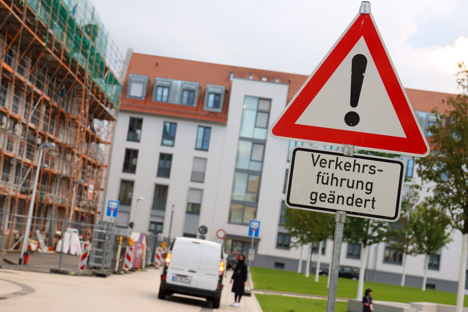 Die Stadt Hanau hat am neu gestalteten Wallonisch-Niederländischen Kirchplatz einen Verkehrsversuch gestartet.
