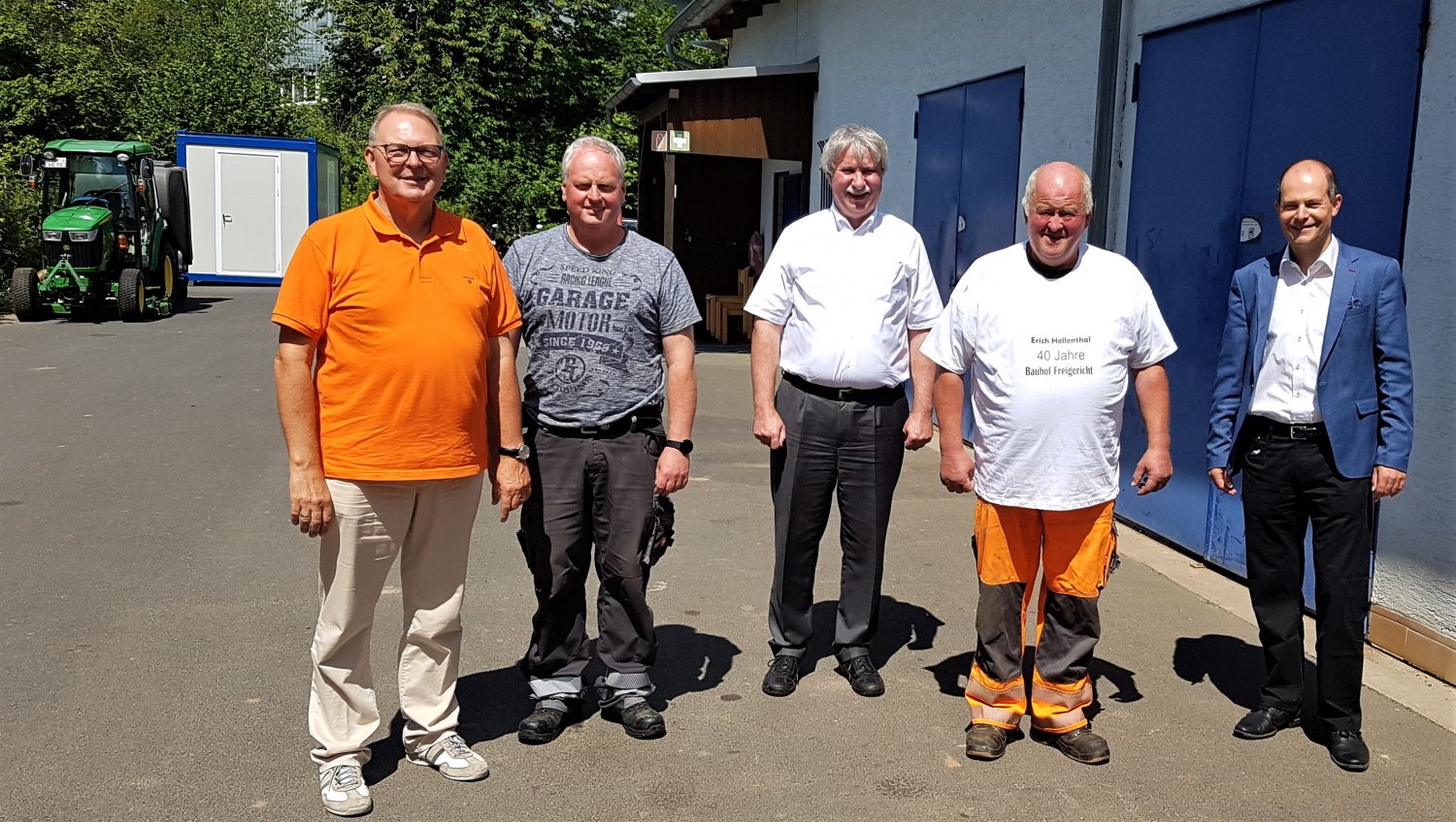 Erster Beigeordneter Heinrich Höfler, Bauhofleiter Klaus Kern, Eigenbetriebsleiter Volker Möbus, Erich Hellenthal und Bürgermeister Dr. Albrecht Eitz.