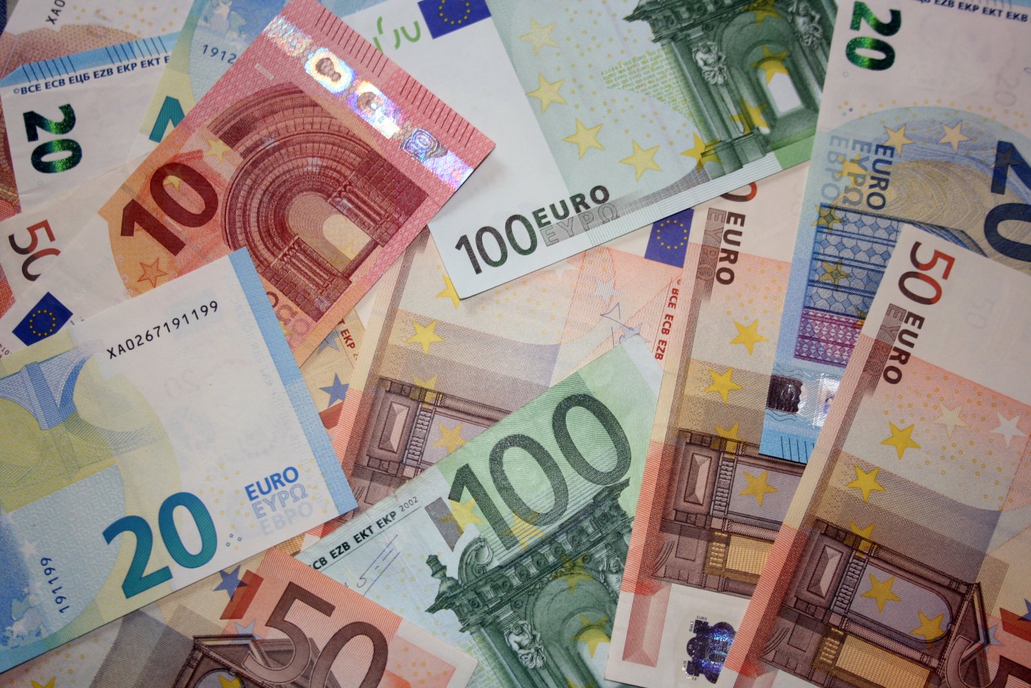 Wer ab 8. August über 10.000 Euro in bar auf sein Konto einzahlen will, muss belegen, woher das Geld stammt.