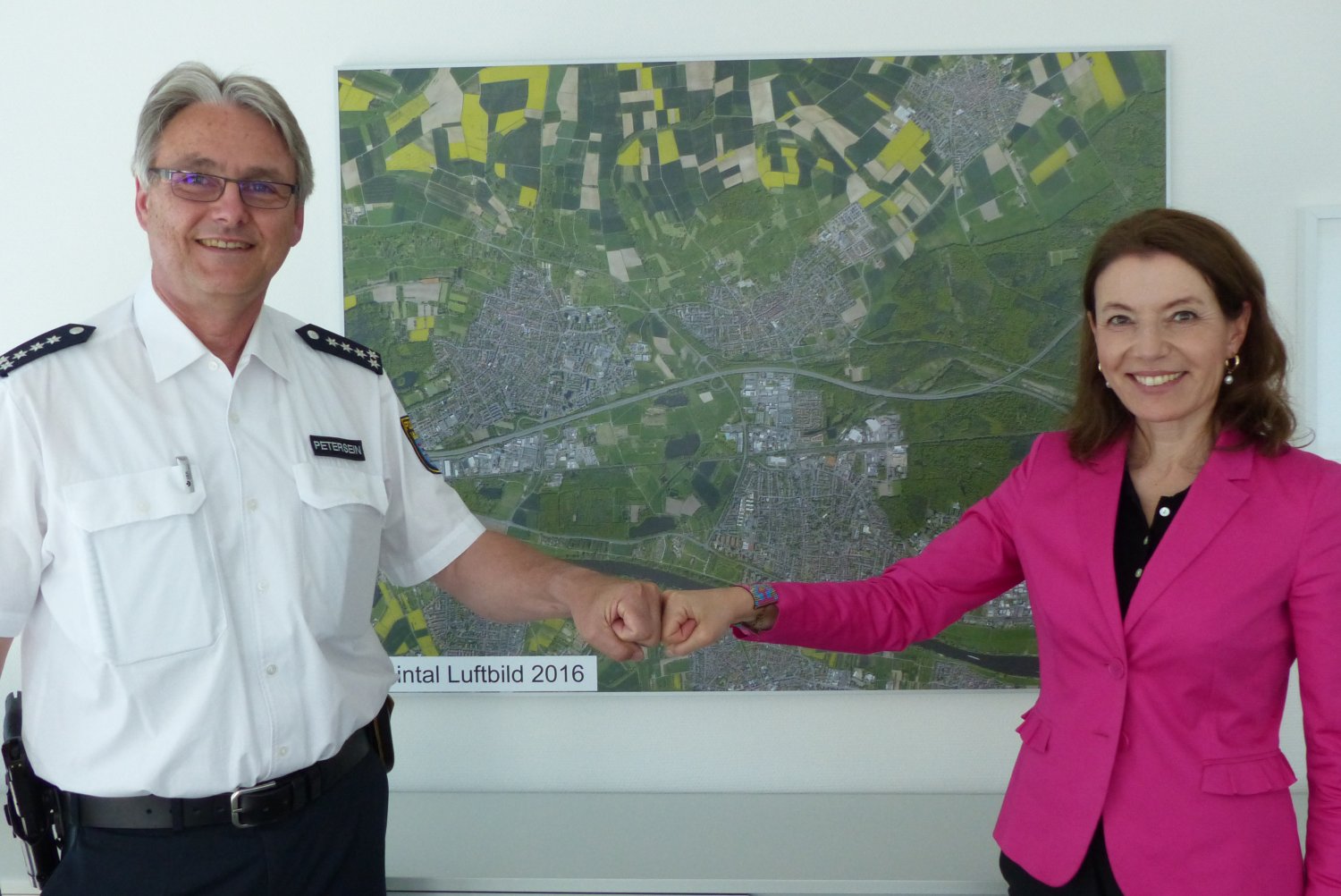 Ein Corona-Handschlag zum Abschied: Stefan Petersein geht als Maintaler Polizeidienststellenleiter in den Ruhestand und verabschiedete sich im Rathaus persönlich bei Bürgermeisterin Monika Böttcher. 
