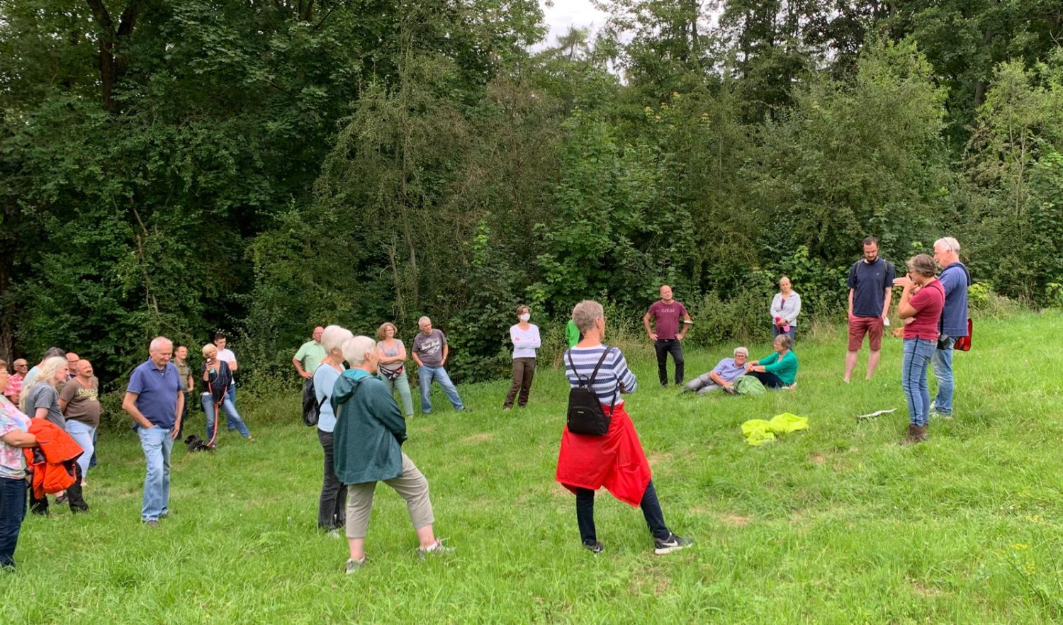 Gut 40 Teilnehmer fanden sich zum Streuobstwiesenspaziergang der Nidderauer Grünen am Wingert in Nidderau-Heldenbergen ein.