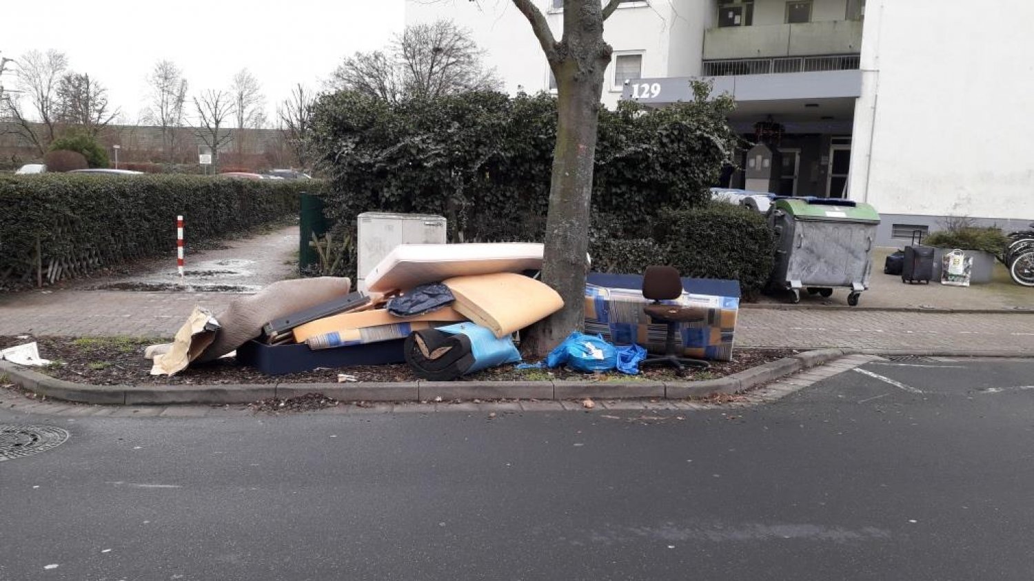Die städtischen Abfallberaterinnen appellieren an die Maintal Bürger, ihren Sperrabfall nicht auf öffentlichen Grünflächen bereitzustellen.