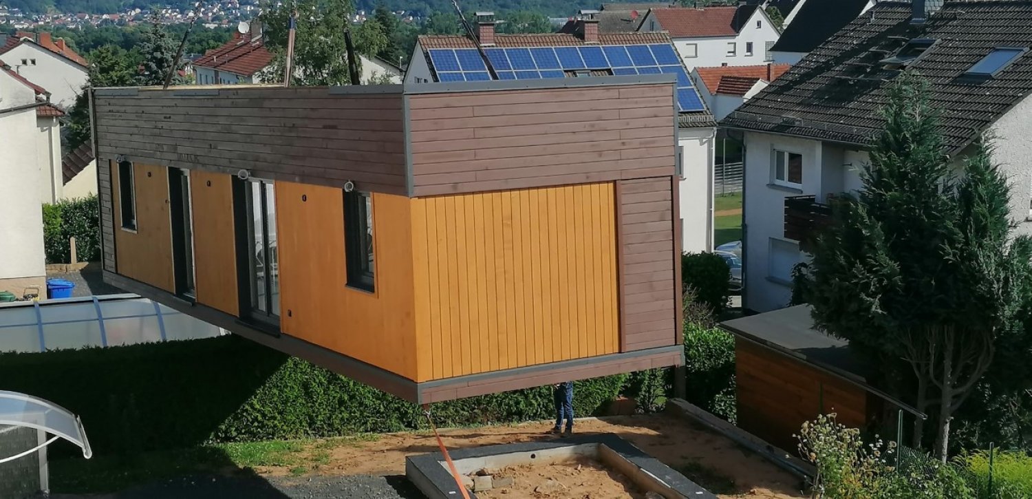 Bei Familie Ritzel schwebt eine neues Tiny House in den Garten. 
