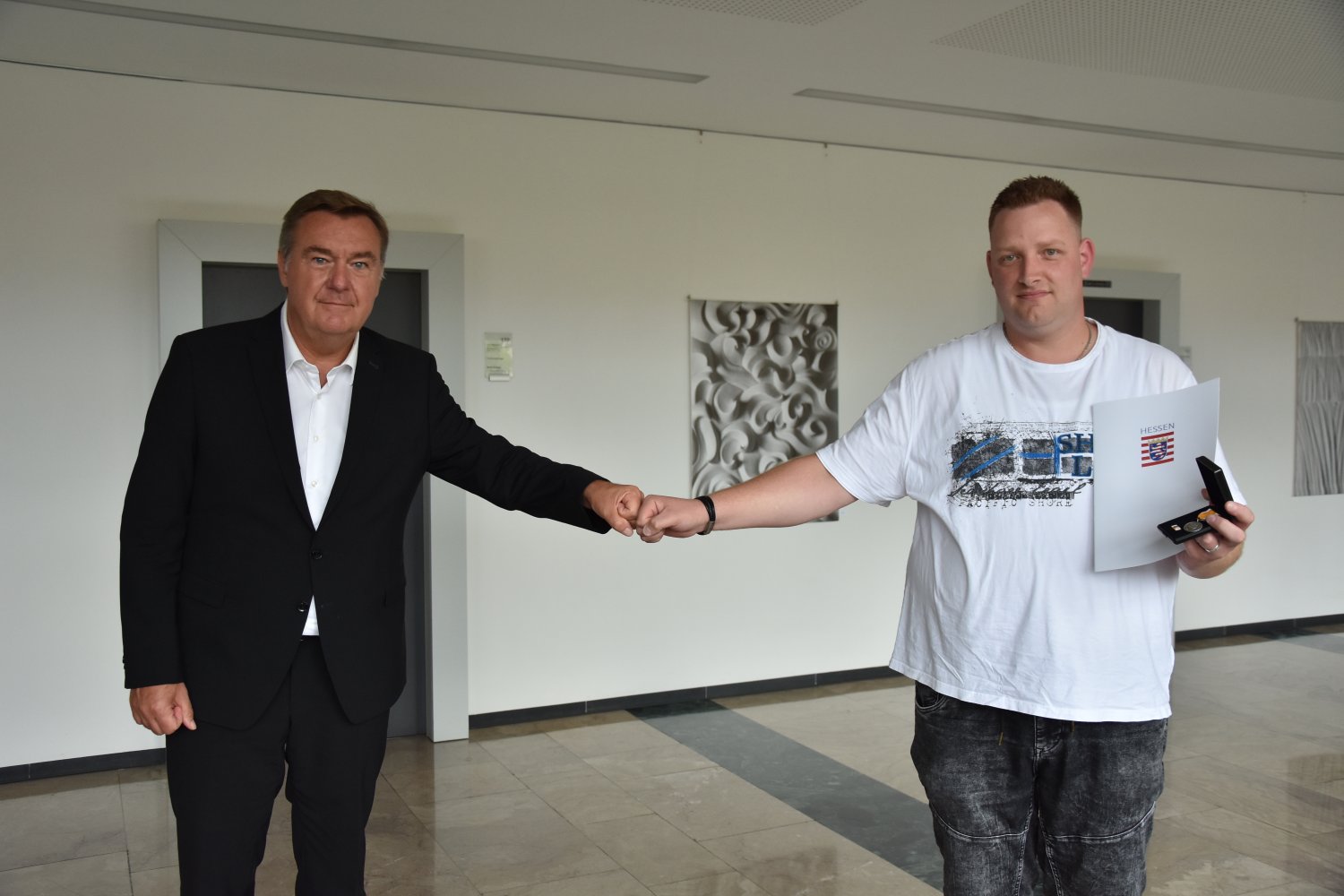 Hanaus OB Klaus Kaminsky und Lebensretter Marcus von Hagen (v.l.n.r.) bei der Übergabe der Hessischen Rettungsmedaille