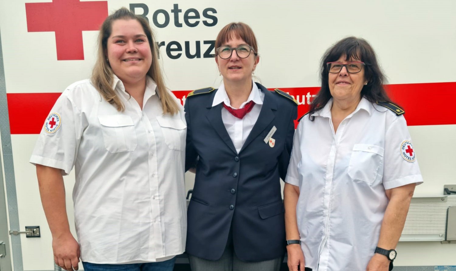 Carolin Orth (Kreisbereitschaftsleiterin), Jutta Hoffmann (Vertreterin der DRK Landesverbandes Hessen) und Anne Christiner (stellvertretende Kreisbereitschaftsleiterin).