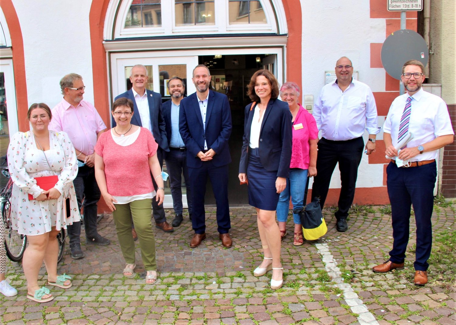 Vor der Nidderauer Stadtbücherei