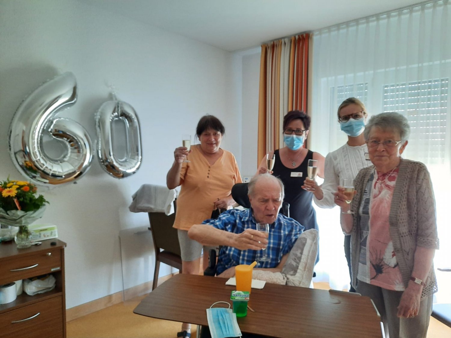 (von links) Bettina Schmidt, Hausleiterin der Senioren-Dependance Ronneburg, gratulierte gemeinsam mit Tochter Birgit Gunst und Einrichtungsleiterin Linda Sartor, Günther und Marie Kaufmann zum 60. Hochzeitstag.