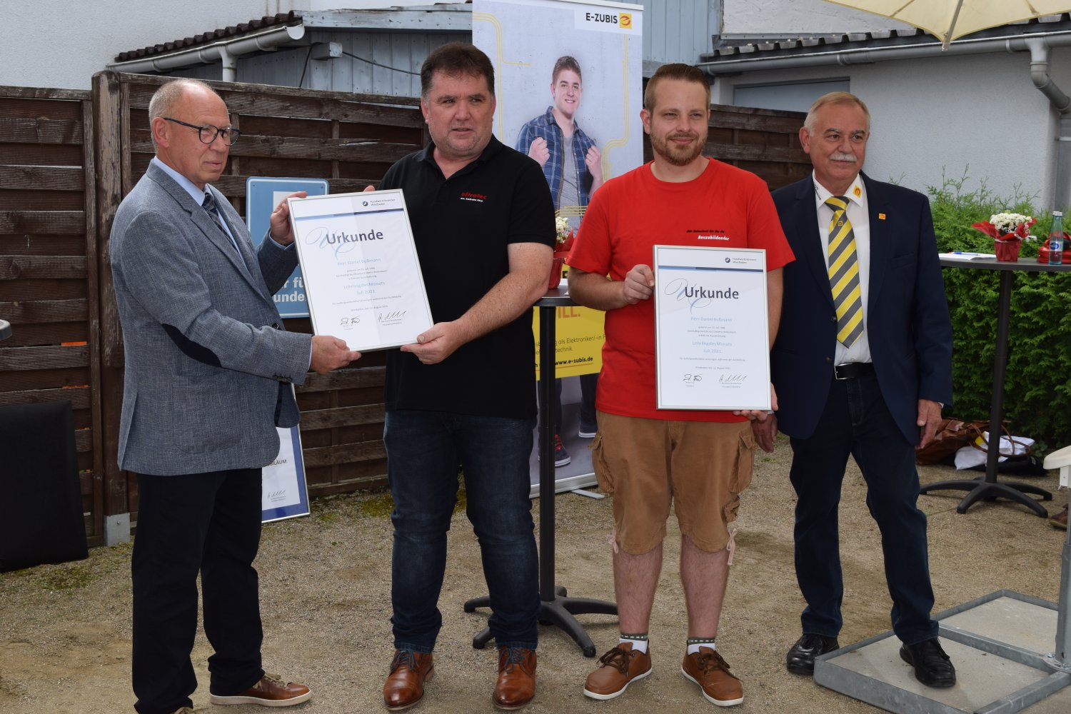 Lohn für seinen Fleiß: Daniel Bußmann (Zweiter von rechts) wurde vom Vizepräsidenten der Handwerkskammer Wiesbaden, Joachim Wagner (von links), Eltrotec-Geschäftsführer Karlheinz Frick und Innungsobermeister Walter Ebert ausgezeichnet
