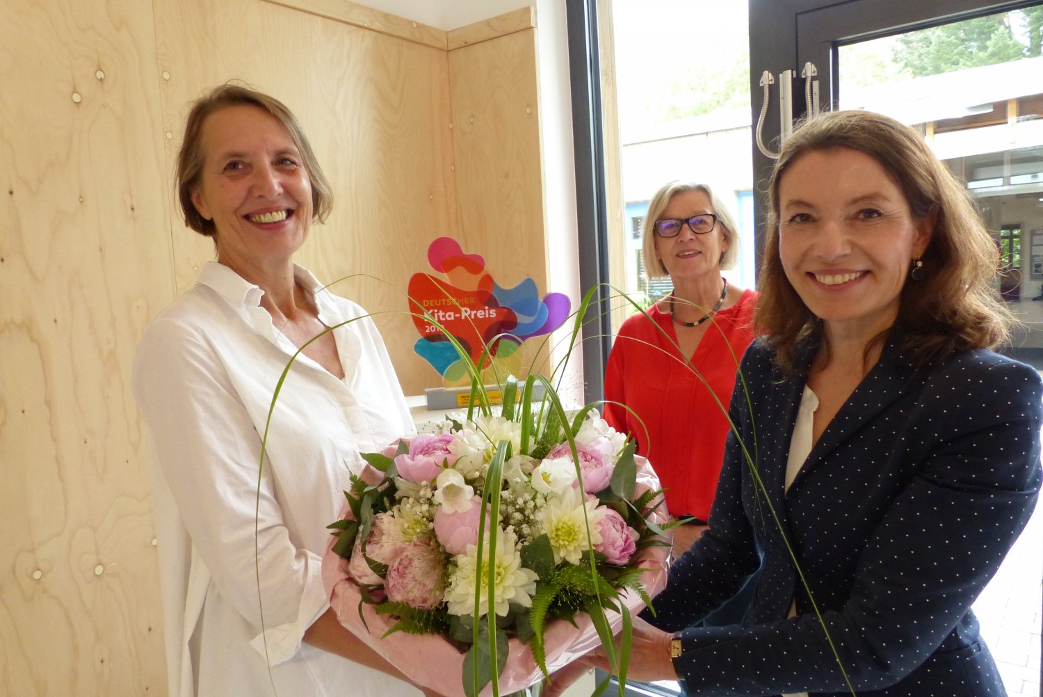 Bürgermeisterin Monika Böttcher und Sigrid Nölke, Leiterin des Fachbereichs Kinderbetreuung, gratulieren Gabriele Steltner-Merz zum Start der U3-Betreuung 